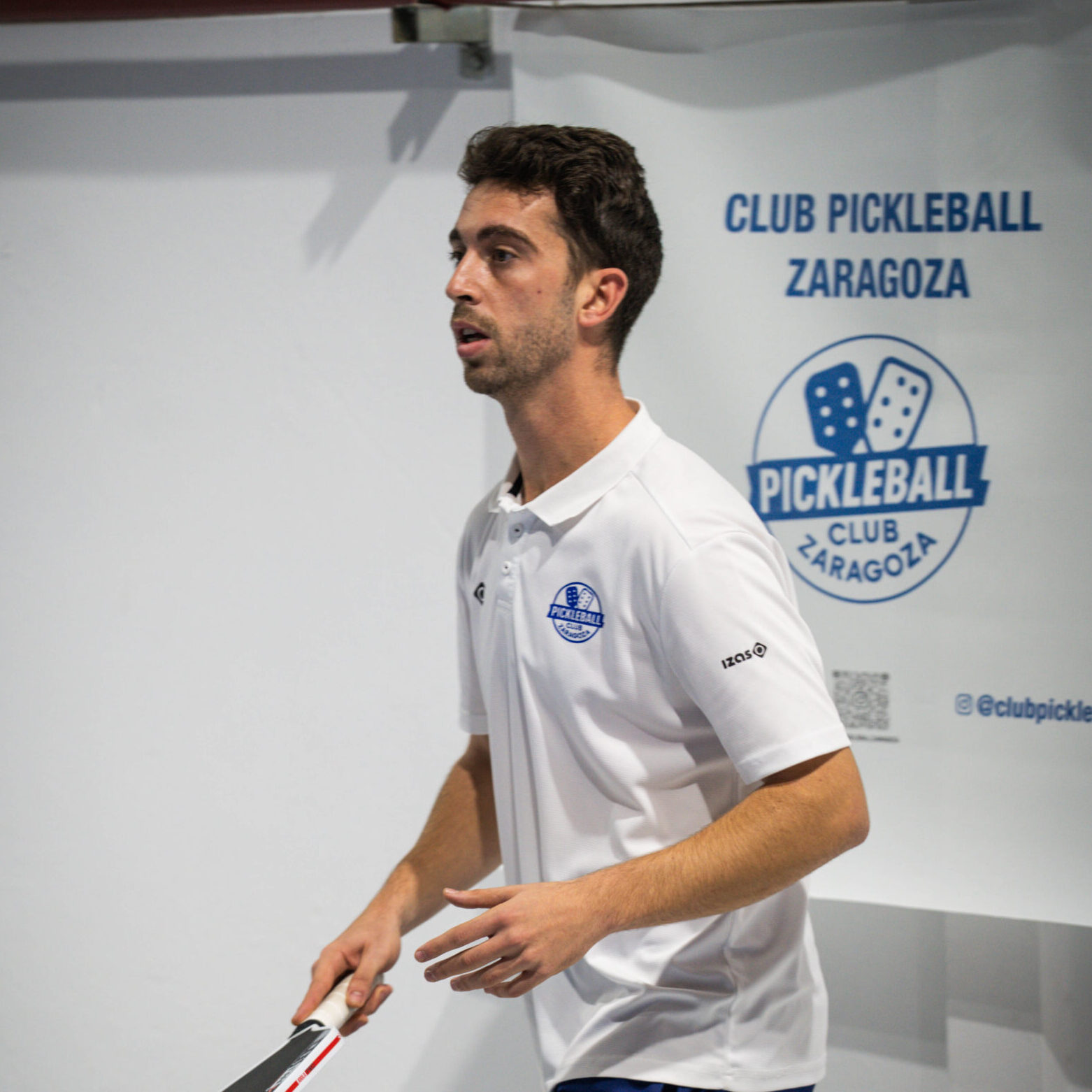 En la foto se ve a Javier jugando en un partido de pickleball. Javier es el copropietario de Club Pickleball Zaragoza