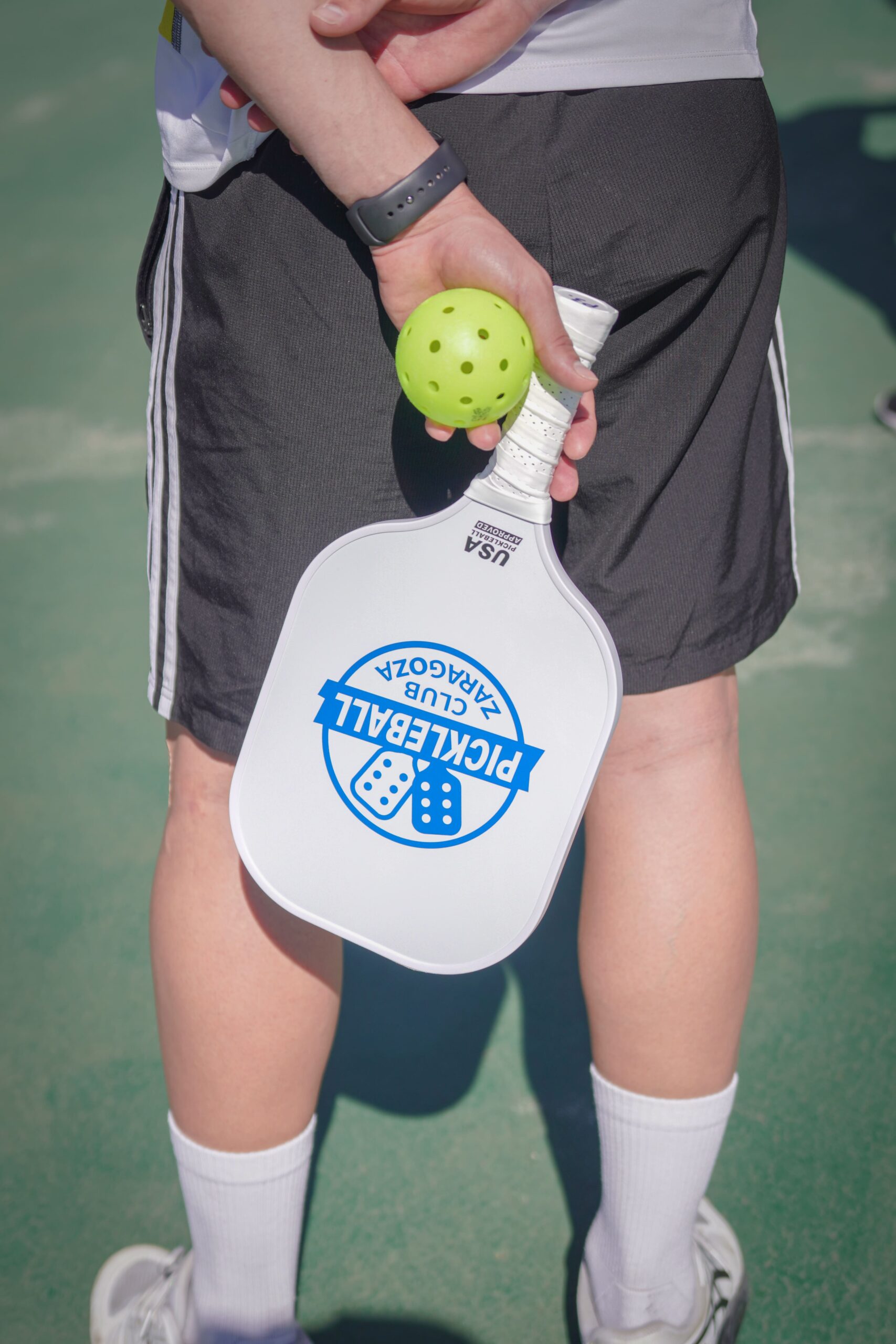 pickleball zaragoza - un jugador con la raqueta en la mano
