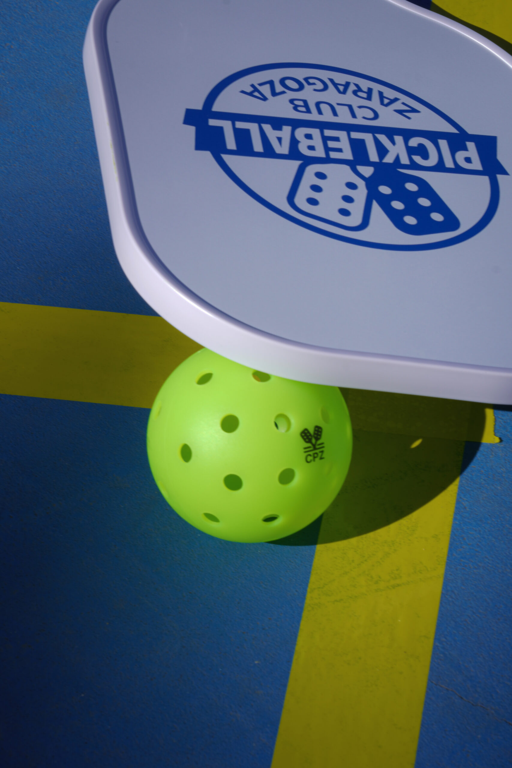 una pala y una pelota de pickleball