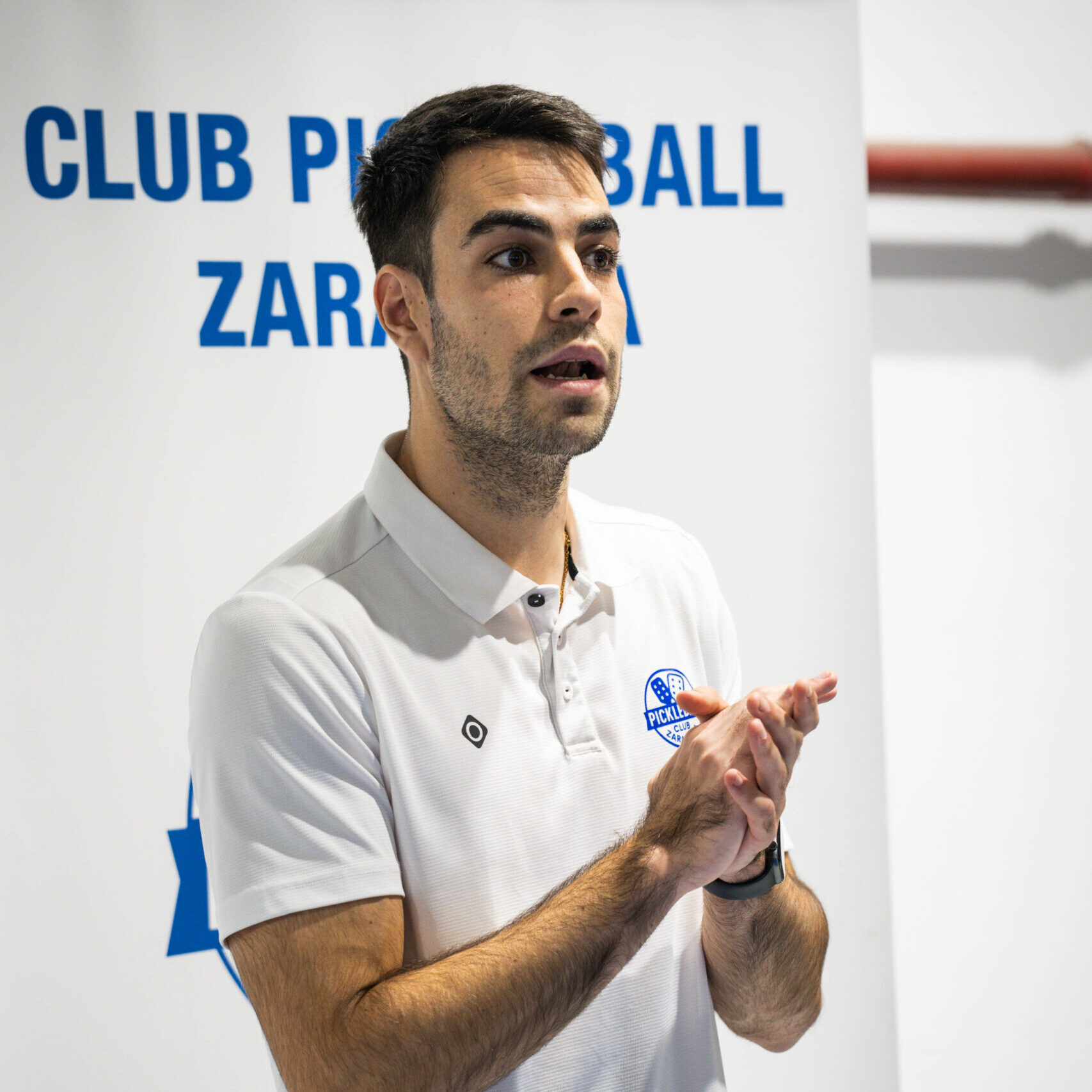 En la foto se ve a Jaime dando una charla de pickleball. Jaime es el copropietario de Club Pickleball Zaragoza