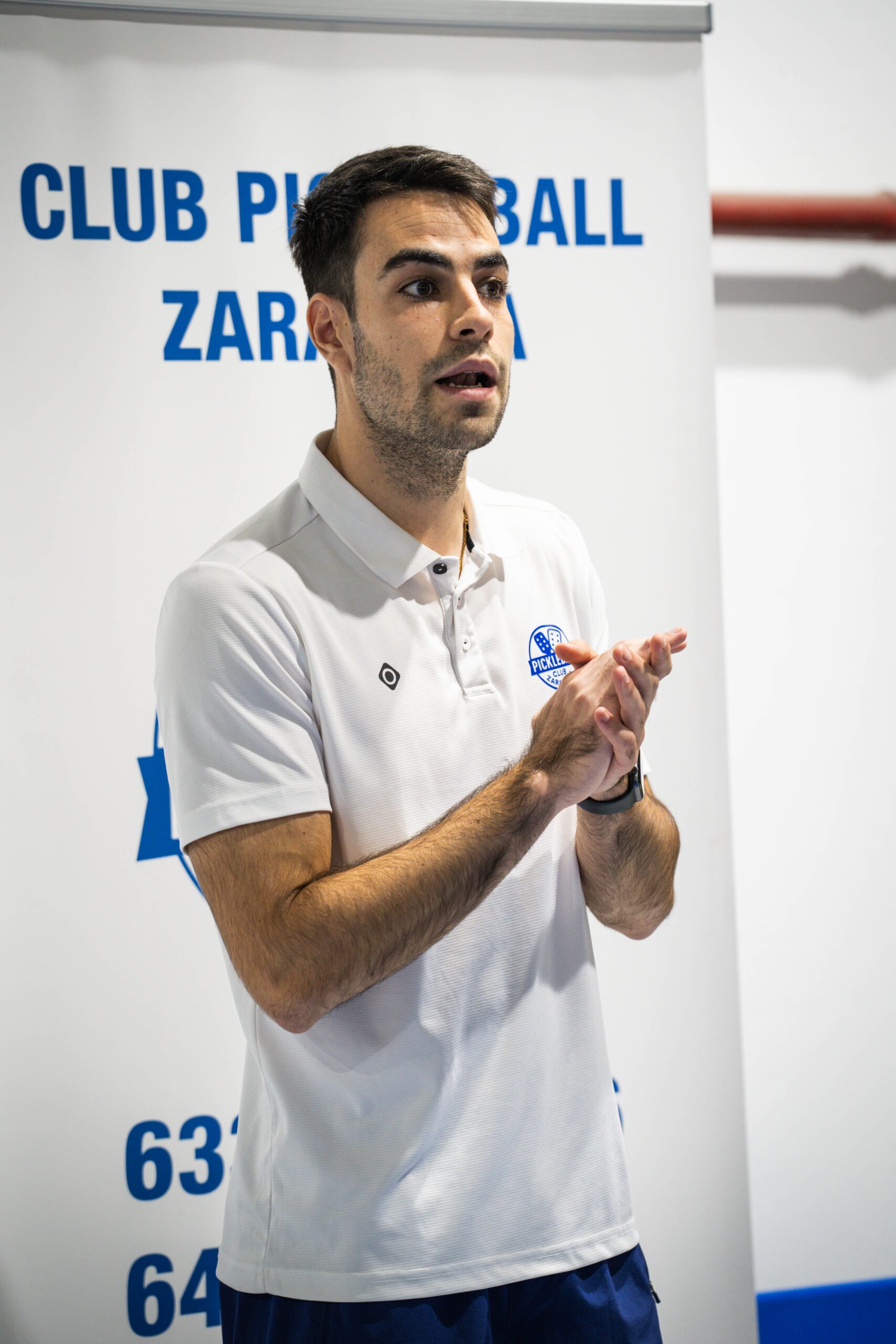 Jaime, copropietario de Club Pickleball Zaragoza, dando una explicación