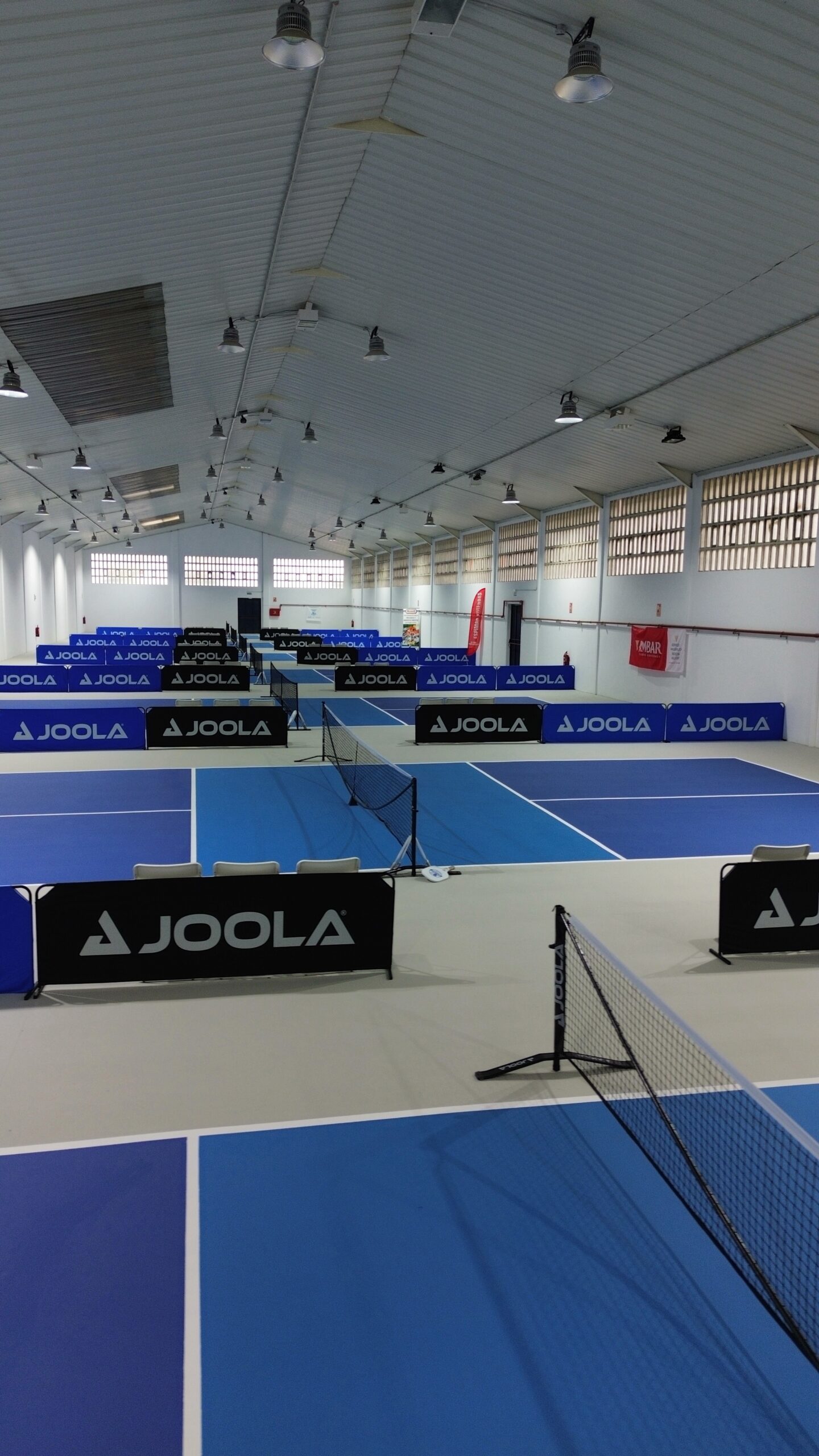 En la imagen se ve una nave muy grande de las pistas de pickleball de Club Pickleball Zaragoza