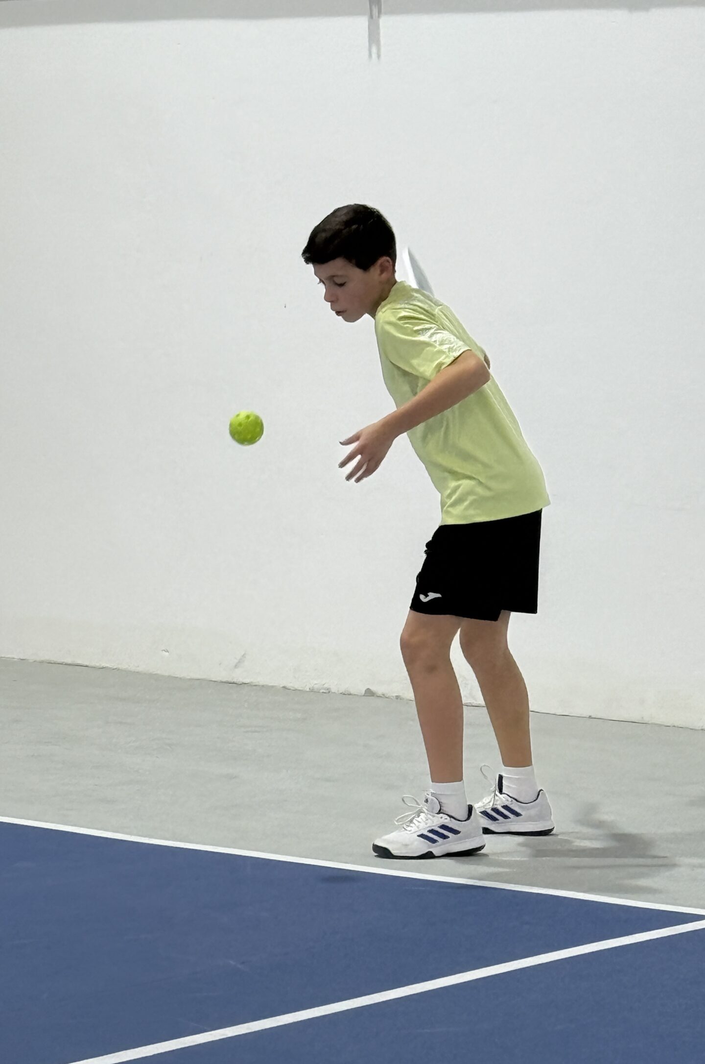 un niño jugando durante las clases de pickleball para niños en Zaragoza