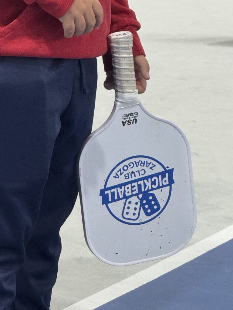 un niño con una raqueta de pickleball durante las clases de pickleball para niños en Zaragoza